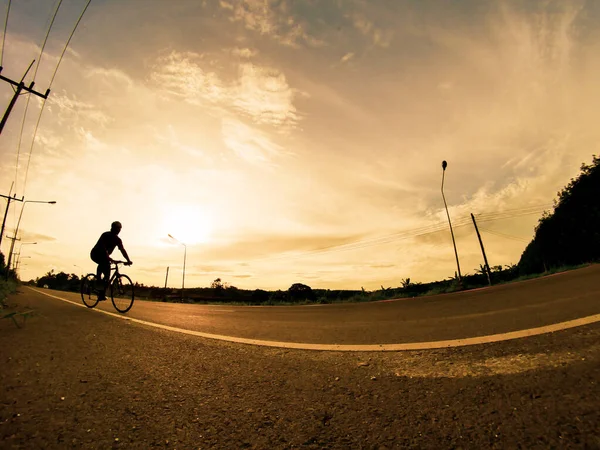 Les Gens Font Exercice Vélo Soir Sport Dans Nature Fond — Photo