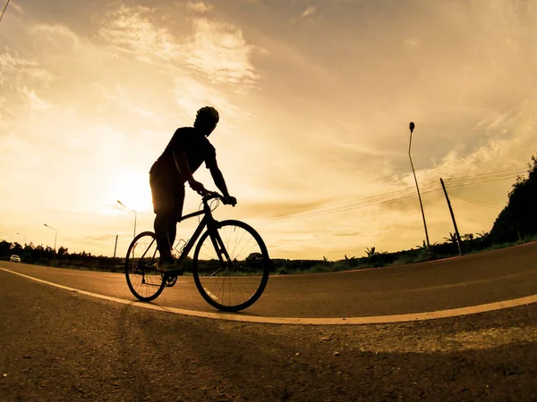 Вечером Люди Занимаются Велосипедах Спорт Природе Изображение Велосипедиста Движении Заднем — стоковое фото