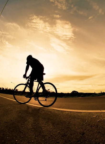 Люди Тренуються Велосипедах Ввечері Спорт Природі Образ Велосипедиста Русі Задньому — стокове фото