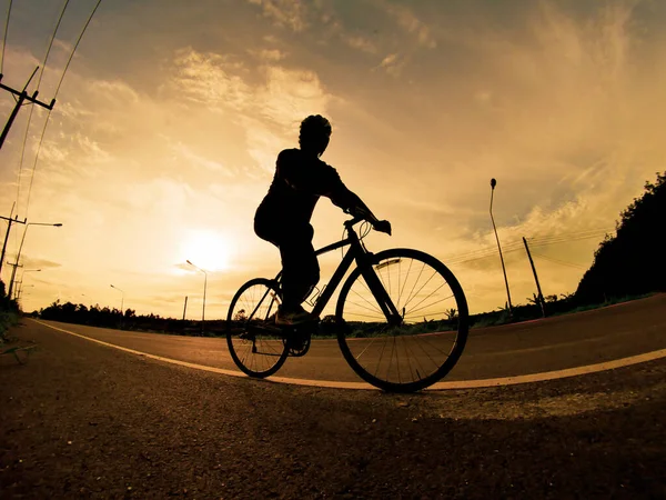 Люди Тренуються Велосипедах Ввечері Спорт Природі Образ Велосипедиста Русі Задньому — стокове фото