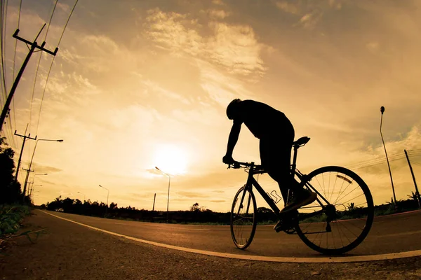 Άνθρωποι Γυμνάζονται Ποδήλατα Βράδυ Αθλητισμός Στη Φύση Εικόνα Ενός Ποδηλάτη — Φωτογραφία Αρχείου