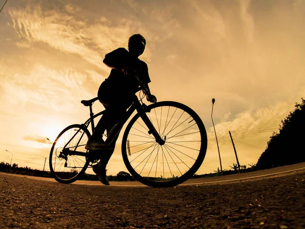 Nsanlar Akşamları Bisikletle Egzersiz Yapar Doğa Sporu Arka Planı Akşamları — Stok fotoğraf