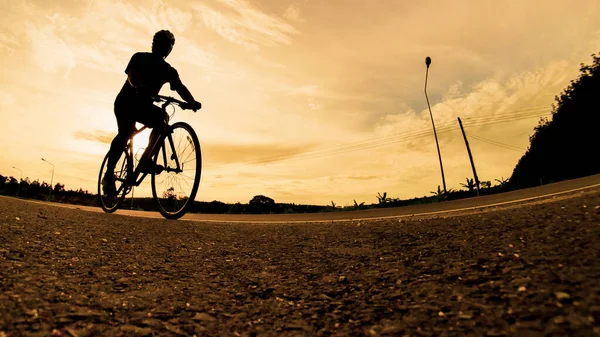 Άνθρωποι Γυμνάζονται Ποδήλατα Βράδυ Αθλητισμός Στη Φύση Εικόνα Ενός Ποδηλάτη — Φωτογραφία Αρχείου
