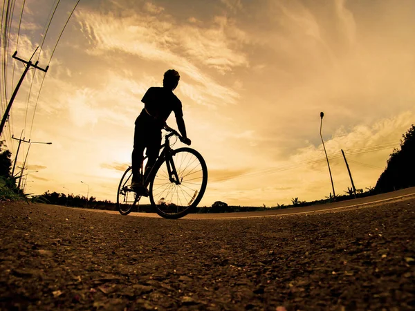 Вечером Люди Занимаются Велосипедах Спорт Природе Изображение Велосипедиста Движении Заднем — стоковое фото