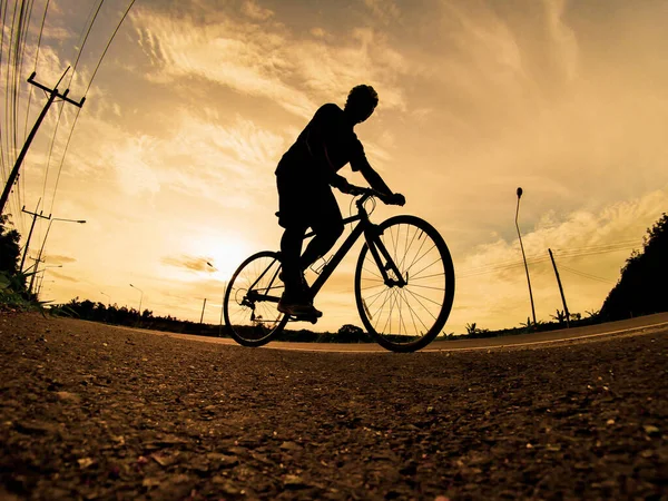 Pessoas Exercitam Bicicletas Noite Desporto Fundo Natureza Imagem Ciclista Movimento — Fotografia de Stock