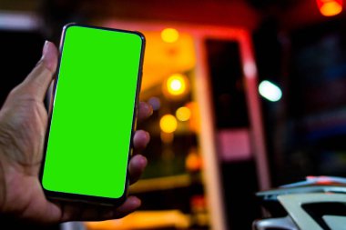 Projeye içerik koymak için boş ekran ya da telif alanı olan cep telefonu. boş masaüstü ekranlı siyah cep telefonu