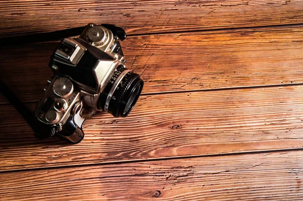 Een Oude Camera Een Bruine Houten Tafel Met Lege Ruimte — Stockfoto