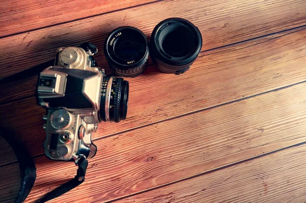 Een Oude Camera Een Bruine Houten Tafel Met Lege Ruimte — Stockfoto