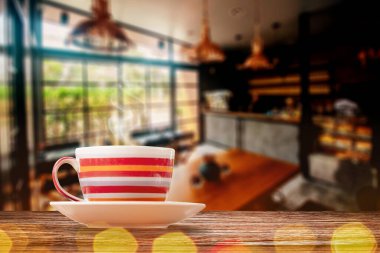 Güzel tasarlanmış beyaz kahve fincanı. Kafedeki sehpanın üzerinde bir fincan kahve. Sabah ışığı.