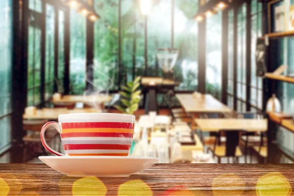 美しくデザインされた白いコーヒーカップ カフェのテーブルの上のコーヒーカップ朝の光 — ストック写真