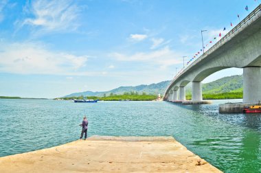 Başkentteki köprünün manzarası. Eyaletin en kirli şehirlerinin manzarası.