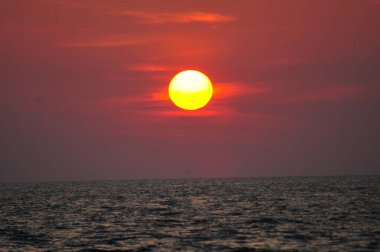 Turuncu gün batımı gökyüzü manzarası