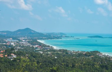 Güzel deniz manzarası ve kumsal.