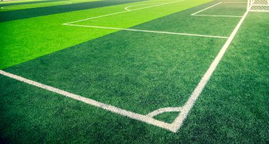 Spor alanı yüzeyi, beyaz işaretli çimenler