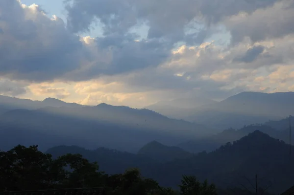 山の美しい緑の風景屋外での撮影 — ストック写真