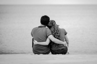 Sahilde oturan çift dikiz aynası, siyah beyaz.