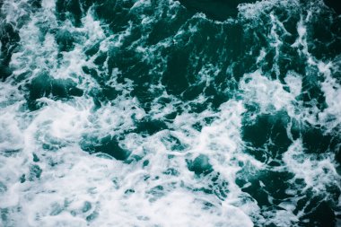 köpüklü deniz dalgaları, üst manzara