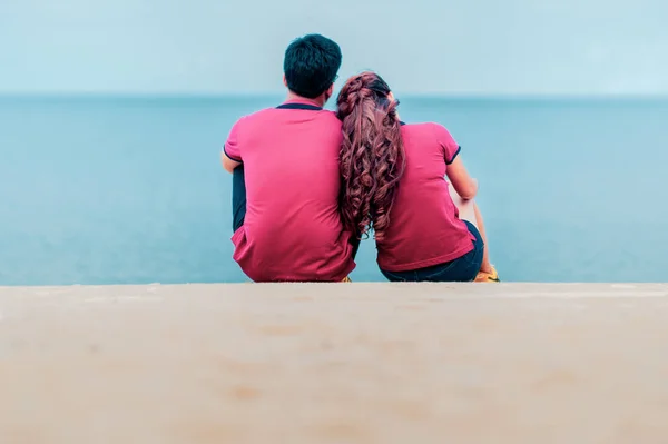 Rear View Couple Sitting Beach — Stock Photo, Image