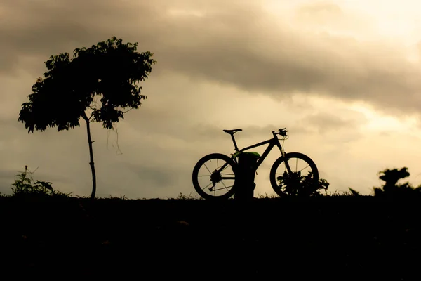 Велосипедный Силуэт Солнечном Облачном Небе — стоковое фото