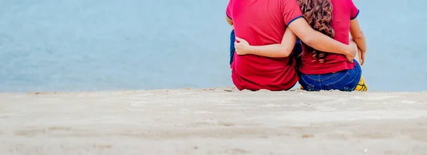 Rear View Hugging Couple Sitting Beach — Stock Photo, Image