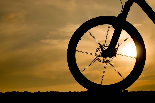 Silhouette Della Bicicletta Sul Cielo Nuvoloso Soleggiato — Foto Stock