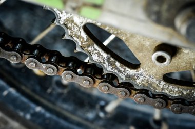 Kirli kazıklar ve zincirler aşınma ve yıpranma belirtileri gösteriyor..