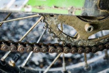 Kirli kazıklar ve zincirler aşınma ve yıpranma belirtileri gösteriyor..