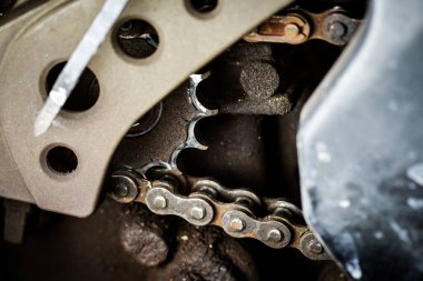 Kirli dişliler ve zincir, yakın çekim.