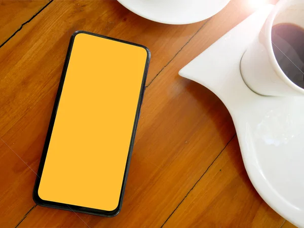 Teléfono Móvil Con Pantalla Blanco Mesa Con Taza Café —  Fotos de Stock