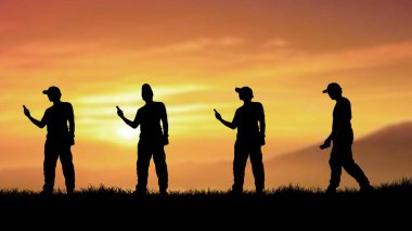 Günbatımı arka planında bir adamın silueti 