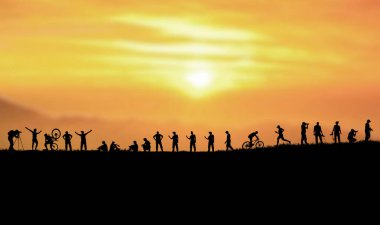 Günbatımı arka planında bir adamın silueti 