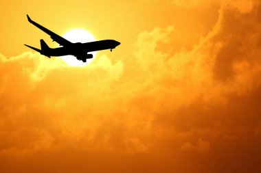 Güzel günbatımı gökyüzünde uçağın silueti