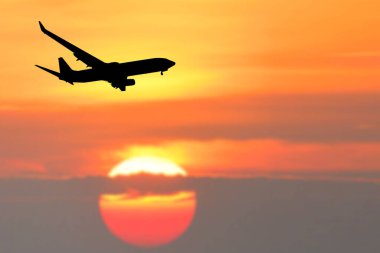 Güzel günbatımı gökyüzünde uçağın silueti
