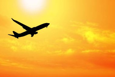 Güzel günbatımı gökyüzünde uçağın silueti
