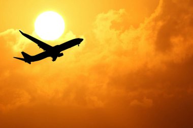 Güzel günbatımı gökyüzünde uçağın silueti
