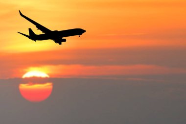 Güzel günbatımı gökyüzünde uçağın silueti