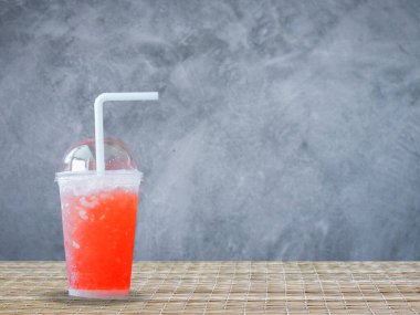 Ahşap masada kırmızı bir kokteyl.