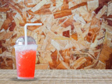 Ahşap masada kırmızı bir kokteyl.