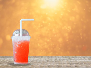 Ahşap masada kırmızı bir kokteyl.