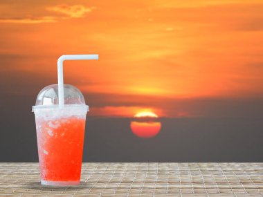 Sahilde bir bardak kırmızı kokteyl