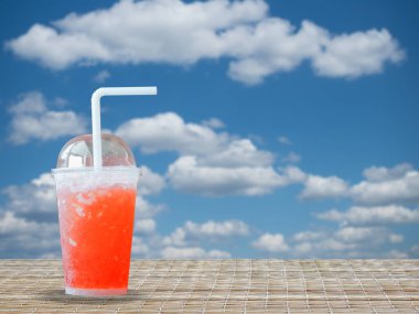 Sahilde bir bardak kırmızı kokteyl