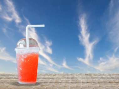 Sahilde bir bardak kırmızı kokteyl