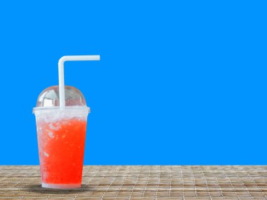 Mavi arka planda bir bardak kokteyl.