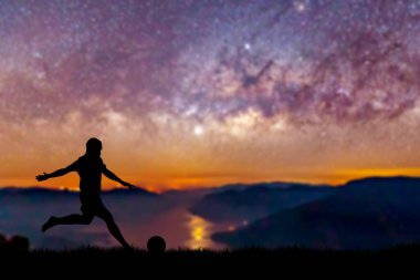 Erkek silueti arka planda top ve yıldızlı gökyüzü ile koşuyor