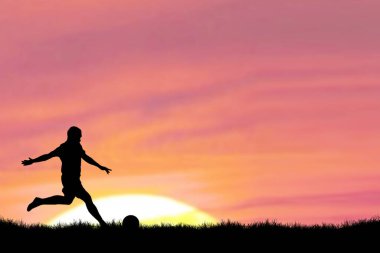 Erkek silueti arka planda top ve günbatımı gökyüzü ile koşuyor