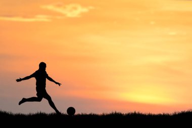 Erkek silueti arka planda top ve günbatımı gökyüzü ile koşuyor