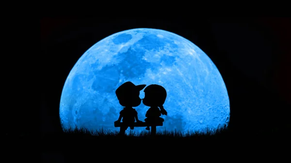 Silueta Una Pareja Con Una Luna Fondo Del Cielo Nocturno —  Fotos de Stock