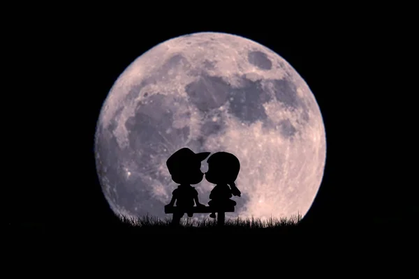 Feliz Pareja Con Luna Cielo Nocturno — Foto de Stock