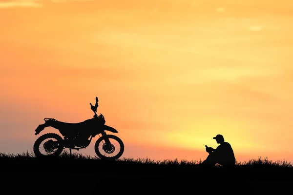 Silhouetten Von Mann Und Fahrrad Mit Sonnenuntergang Himmel Auf Dem — Stockfoto