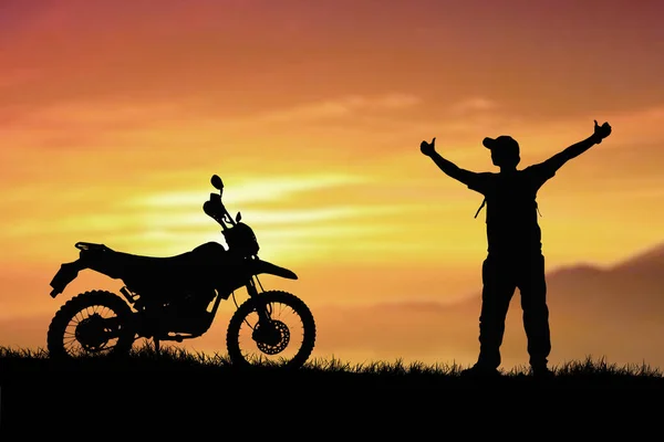 Silhouetten Von Mann Und Fahrrad Mit Sonnenuntergang Himmel Auf Dem — Stockfoto